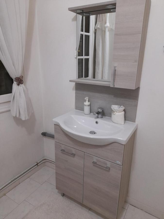 Roulas Cozy Apartments อาร์เตมีดา ภายนอก รูปภาพ